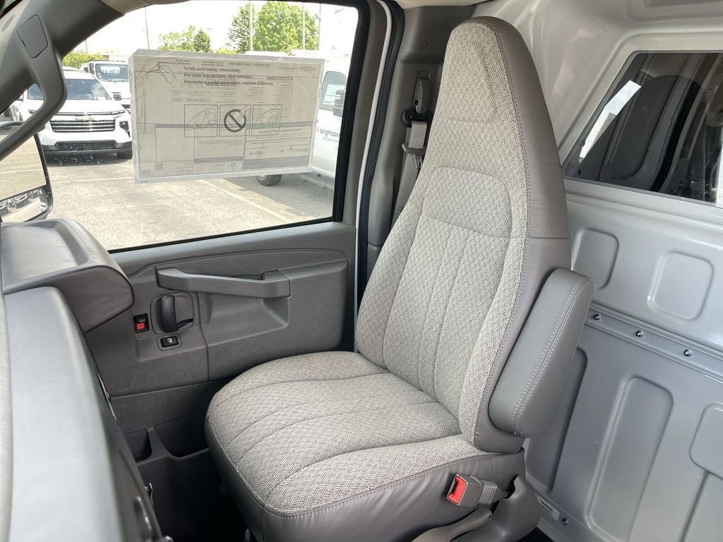 2025 Chevrolet Express Cargo WT