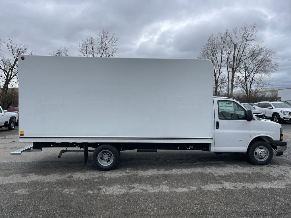 2025 Chevrolet Express Cutaway 3500 1WT