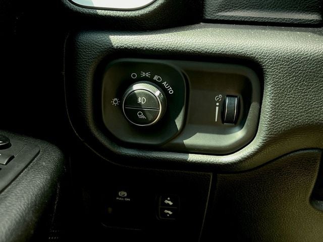2020 RAM 1500 Big Horn Crew Cab 4x4 5'7" Box